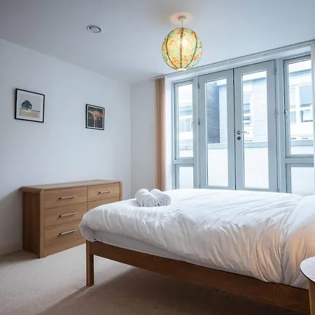 Gorgeous Flat With Parking 布里斯托