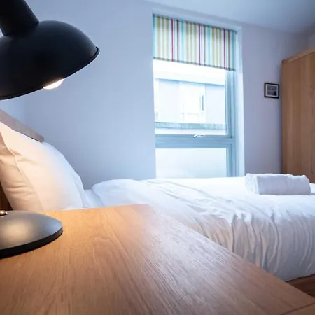 Gorgeous Flat With Parking * 布里斯托